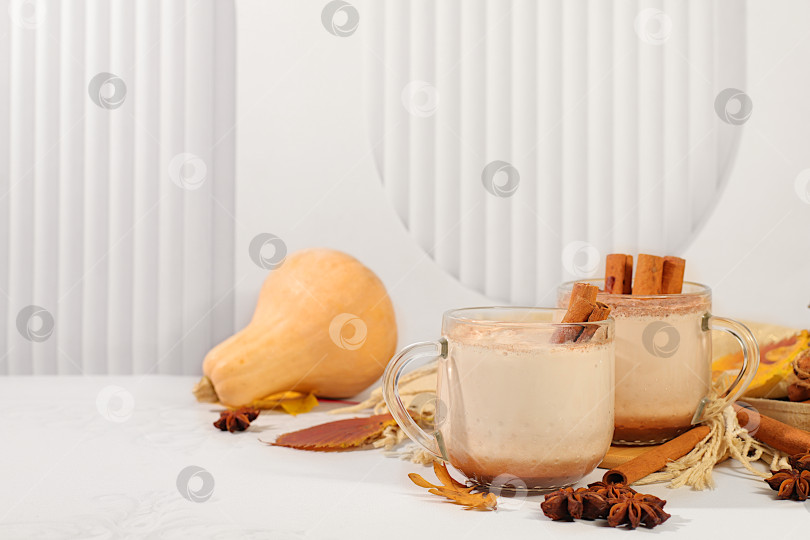 Скачать Сезонная абстрактная композиция с горячим осенним напитком, согревающий тыквенный латте с корицей, звездчатым анисом и опавшими листьями, баннер для экрана, концепция осеннего поздравления, макет меню кафе фотосток Ozero