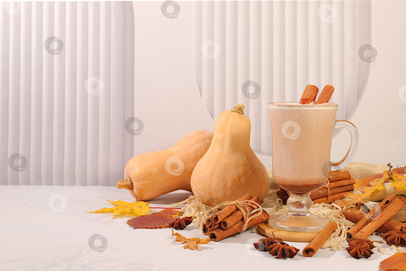 Скачать Сезонная абстрактная композиция с горячим осенним напитком, согревающий тыквенный латте с корицей, звездчатым анисом и опавшими листьями, баннер для экрана, концепция осеннего поздравления, макет меню кафе фотосток Ozero