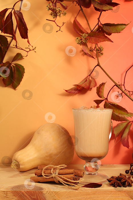 Скачать Согревающий тыквенный латте с корицей, звездчатым анисом и опавшими листьями, Сезонная абстрактная композиция с горячим осенним напитком, баннер для экрана, концепция осеннего поздравления, макет меню кафе фотосток Ozero