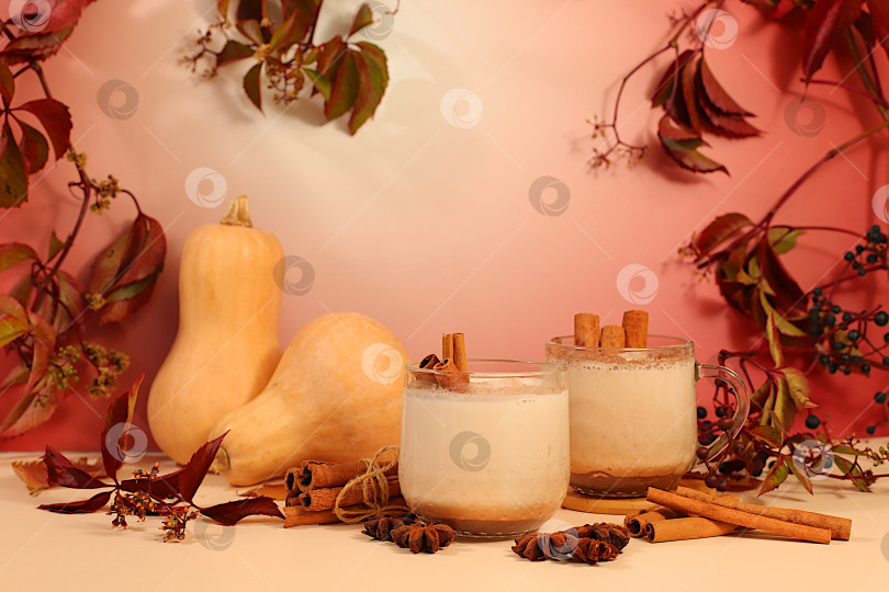 Скачать Согревающий тыквенный латте с корицей, звездчатым анисом и опавшими листьями, Сезонная абстрактная композиция с горячим осенним напитком, баннер для экрана, концепция осеннего поздравления, макет меню кафе фотосток Ozero
