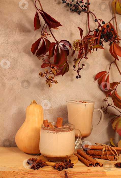 Скачать Согревающий тыквенный латте с корицей, звездчатым анисом и опавшими листьями, Сезонная абстрактная композиция с горячим осенним напитком, баннер для экрана, концепция осеннего поздравления, макет меню кафе фотосток Ozero