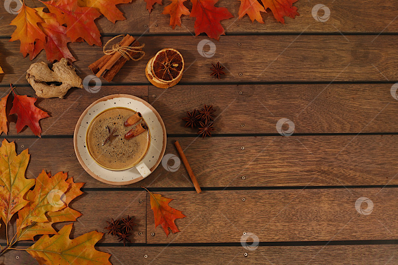 Скачать Сезонная абстрактная композиция с горячим осенним напитком, кофе с пенкой, масала-чаем и опавшими листьями, бадьяном и корицей, баннер для экрана, концепция осеннего поздравления, макет меню. фотосток Ozero