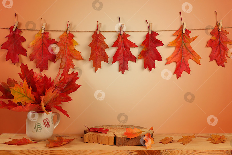 Скачать Креативная осенняя композиция и баннер для демонстрации. Пустой современный элегантный столик для демонстрации продуктов с кленовыми листьями на фоне кухни, осенняя концепция в стиле минимализма. Поздравительная открытка с Днем благодарения. фотосток Ozero