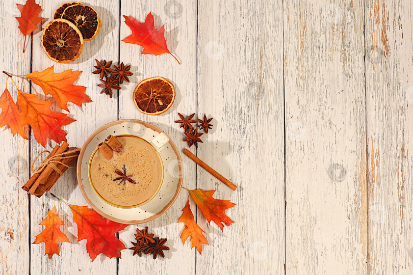 Скачать Сезонная абстрактная композиция с горячим осенним напитком, кофе с пенкой, масала-чаем и опавшими листьями, бадьяном и корицей, баннер для экрана, концепция осеннего поздравления, макет меню. фотосток Ozero