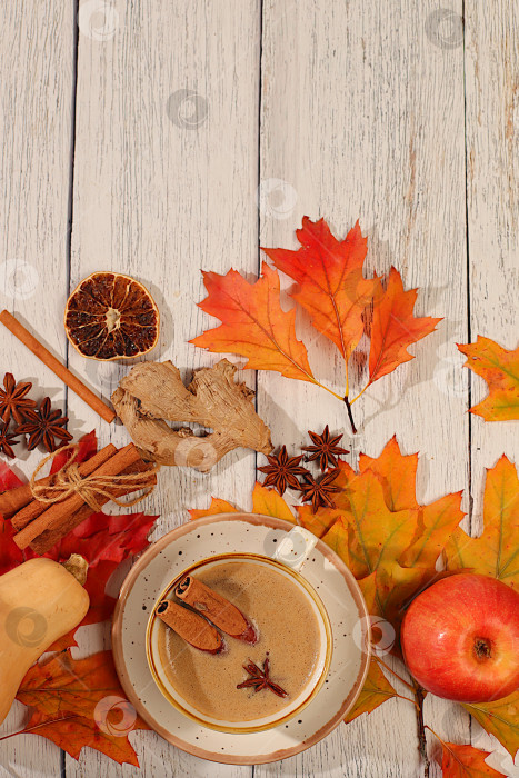 Скачать Сезонная абстрактная композиция с горячим осенним напитком, кофе с пенкой, индийским масала-чаем и опавшими листьями, бадьяном и корицей, баннер для экрана, концепция осеннего поздравления, макет меню. фотосток Ozero