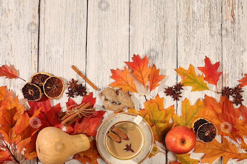 Скачать Сезонная абстрактная композиция с горячим осенним напитком, кофе с пенкой, индийским масала-чаем и опавшими листьями, бадьяном и корицей, баннер для экрана, концепция осеннего поздравления, макет меню. фотосток Ozero