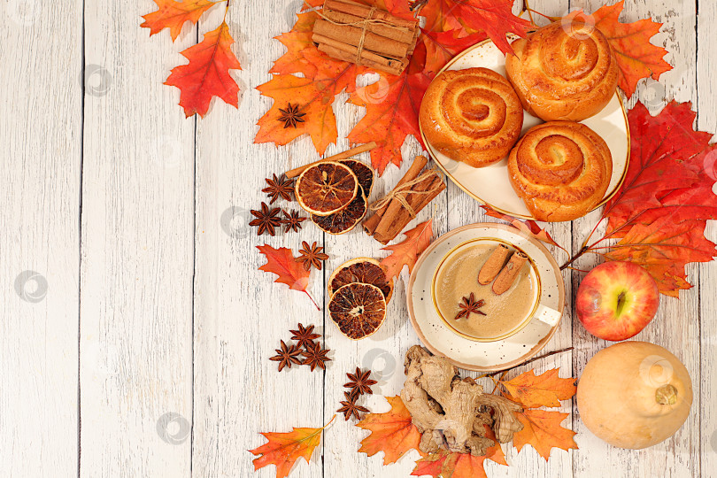 Скачать Булочки с корицей и горячим осенним напитком, кофейная глазурь и осенние опавшие листья, бадьян, имбирь и корица на мраморном столе, баннер для демонстрации, концепция осеннего поздравления, макет меню. фотосток Ozero