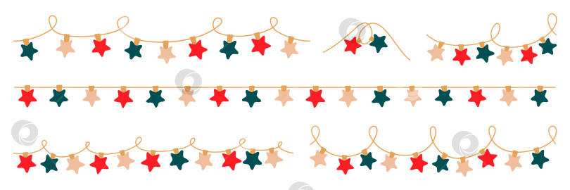Скачать Рождественская гирлянда из красных и зеленых огней с разноцветными лампочками-звездами. Рождественское праздничное гирлянд-украшение с помощью подвесной светодиодной лампы в стиле ретро. Светящаяся гирлянда с лампочками для праздничных открыток, баннеров, плакатов, интернета. Вектор. фотосток Ozero