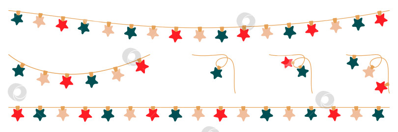 Скачать Рождественская гирлянда с красными и зелеными лампочками-звездами. Рождественское праздничное гирлянд-украшение с помощью подвесной светодиодной лампы в стиле ретро. Светящаяся гирлянда с лампочками для праздничных открыток, баннеров, плакатов, интернета. Векторная иллюстрация. фотосток Ozero