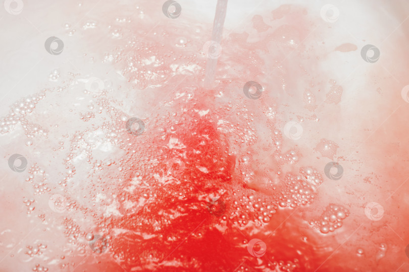 Скачать Ярко-красная жидкость аккуратно наливается в белый контейнер фотосток Ozero