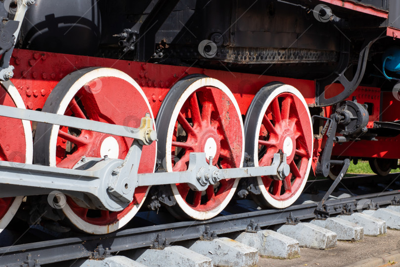 Скачать Крупный план старинных колес и механизма паровоза фотосток Ozero