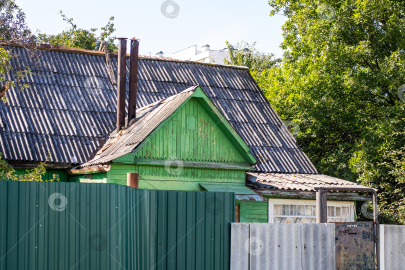 Скачать Очаровательный Зеленый деревянный дом, окруженный густым лесом деревьев фотосток Ozero