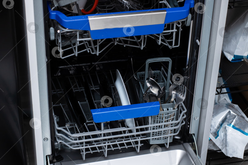 Скачать Современная посудомоечная машина с чистой посудой и столовыми приборами фотосток Ozero