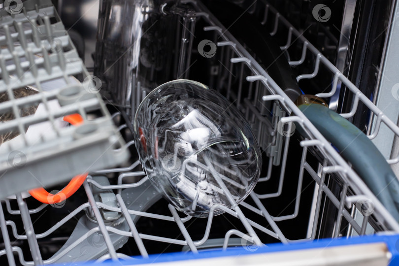Скачать Загрузка посудомоечной машины стеклянной посудой: Чистая и организованная установка фотосток Ozero