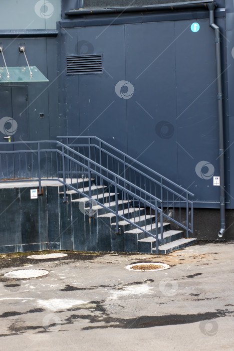 Скачать Это черное здание с лестницей, ведущей ко входу в него фотосток Ozero