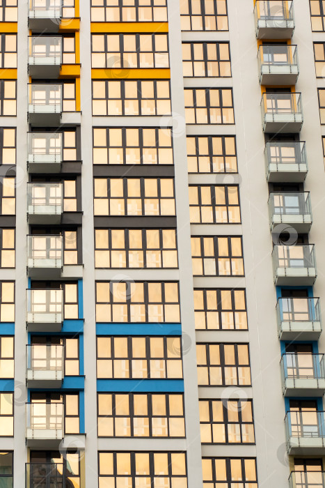 Скачать Очень высокое здание с множеством окон и несколькими балконами фотосток Ozero