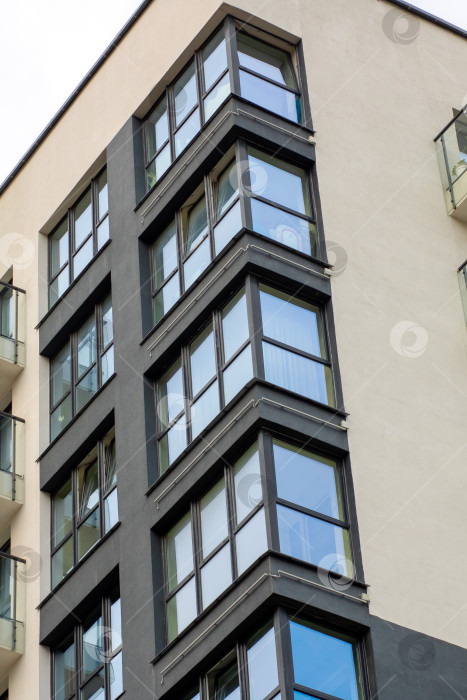 Скачать Высокое и впечатляющее здание с многочисленными окнами и балконами фотосток Ozero