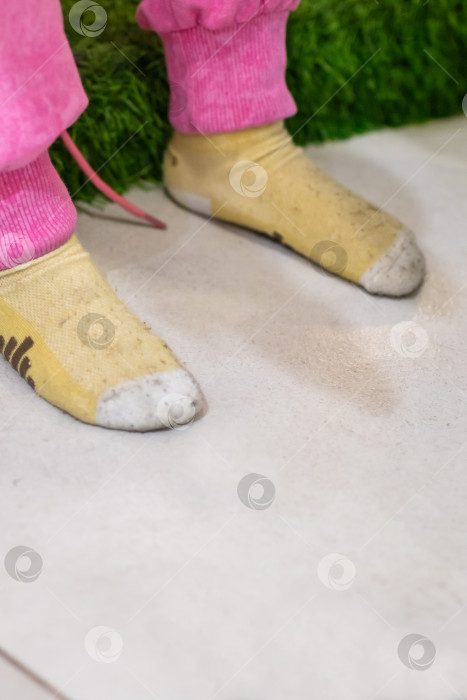 Скачать Детские ножки в желтых носочках на тротуаре в розовых штанишках фотосток Ozero