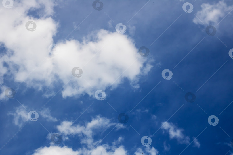 Скачать Безмятежное голубое небо с пушистыми белыми кучевыми облаками - Чистый природный фон фотосток Ozero