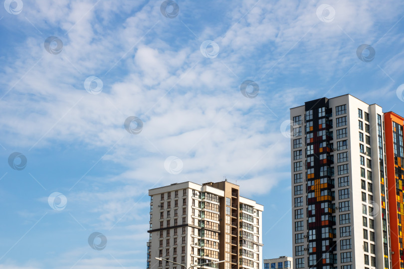 Скачать Современные высотные жилые здания под Голубым небом с облаками фотосток Ozero