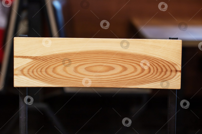 Скачать Это кусок дерева с отчетливым круглым рисунком на нем фотосток Ozero