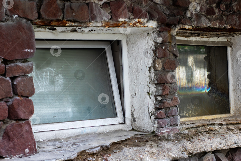 Скачать Деревенские подвальные окна в каменной стене с влагостойкой текстурой фотосток Ozero