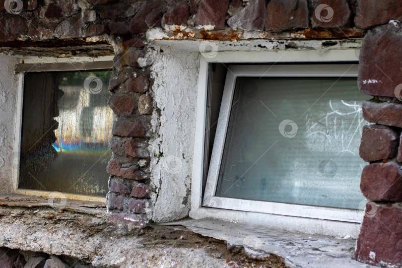 Скачать Прочная кирпичная стена с белым окном в белой раме в тон фотосток Ozero