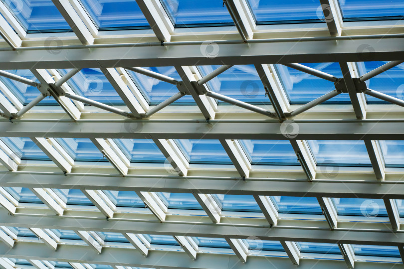 Скачать Потолок с множеством окон, открывающих вид на голубое небо фотосток Ozero