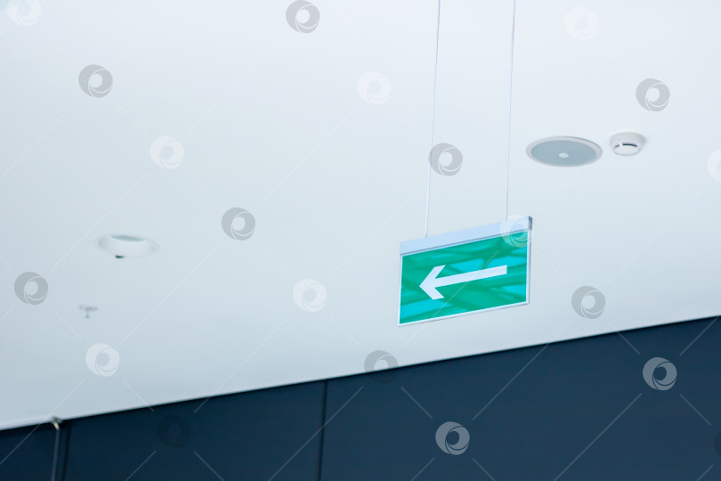 Скачать Ярко-зеленый знак съезда со стрелкой, указывающей налево фотосток Ozero