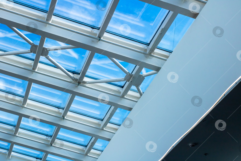 Скачать Я вижу ясное голубое небо через красивое окно в крыше фотосток Ozero