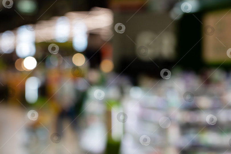 Скачать Нечеткое изображение витрины магазина с табличкой "Выход" фотосток Ozero