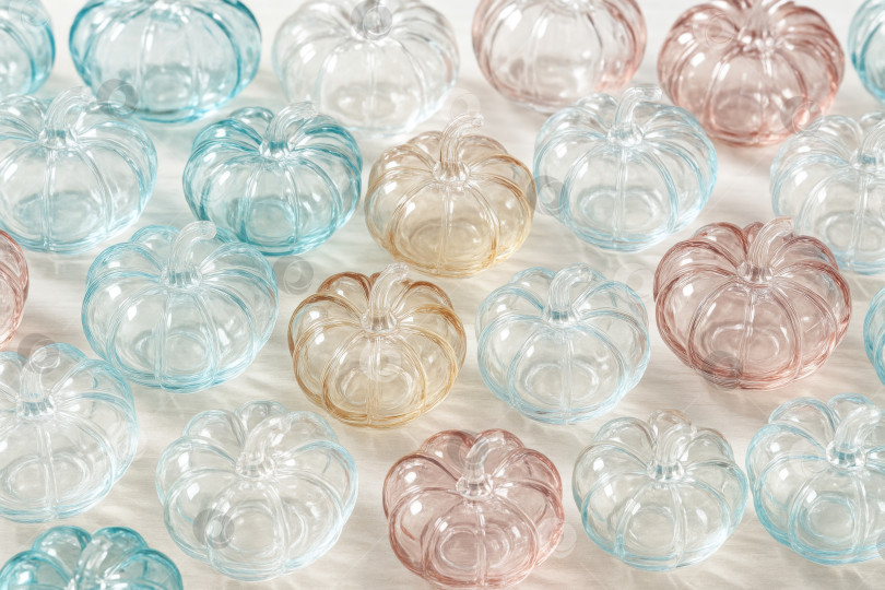 Скачать Фон с тыквами на Хэллоуин в пастельных тонах, подходящий для сезонного дизайна фотосток Ozero