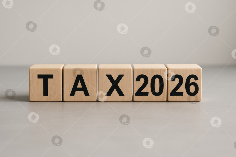 Скачать Налоговые кубики, формирующие концепцию налога 2026 на нейтральном фоне фотосток Ozero