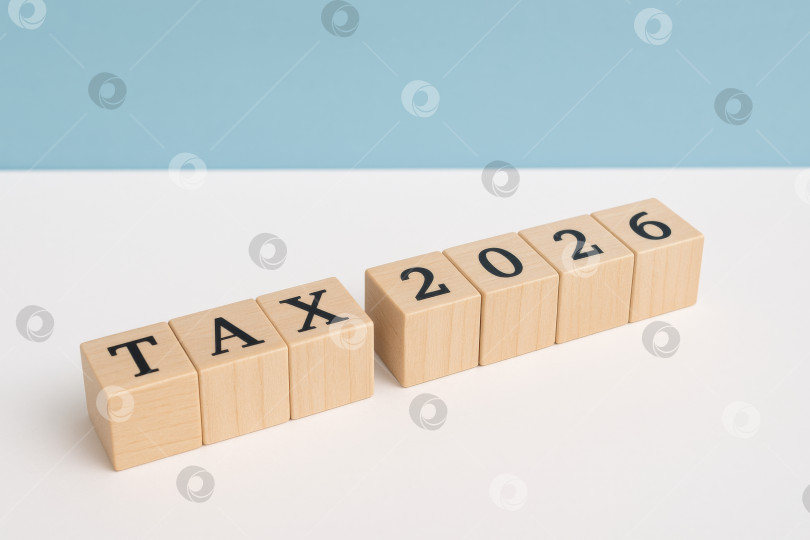 Скачать Деревянные кубики с надписью налог 2026 на синем фоне фотосток Ozero