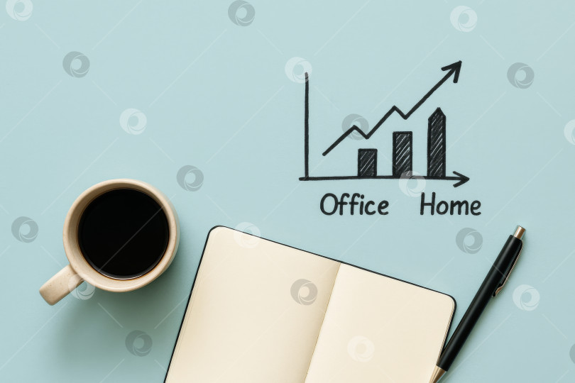 Скачать График роста, нарисованный на светло-голубом фоне с открытым блокнотом и кофейной чашкой фотосток Ozero