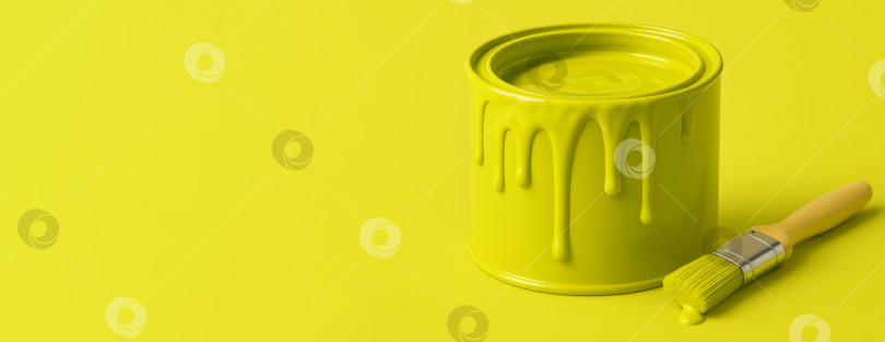 Скачать Банка из-под шартрезной краски с каплями лаймового цвета и кисточка на однотонном желтом фоне фотосток Ozero