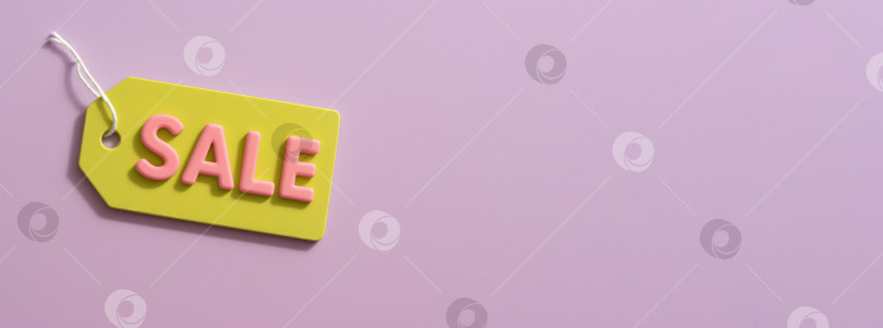 Скачать Промо-тег распродажи "Черная пятница" выполнен в пастельных тонах на розовом фоне фотосток Ozero