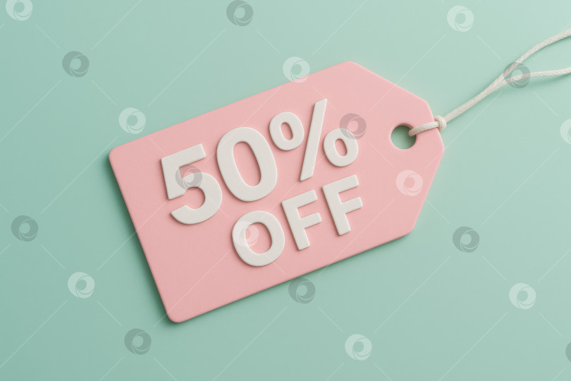 Скачать Рекламный тег пастельно-розового цвета со скидкой 50% на мятном фоне, тема черной пятницы фотосток Ozero