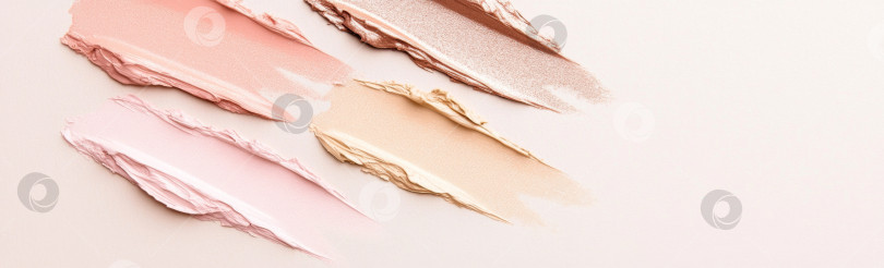 Скачать Жидкие косметические текстуры с нанесенным хайлайтером и тональным кремом фотосток Ozero