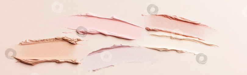 Скачать Жидкие косметические текстуры с нанесенным хайлайтером и тональным кремом фотосток Ozero