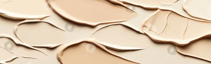 Скачать Жидкие косметические текстуры с нанесенным хайлайтером и тональным кремом фотосток Ozero