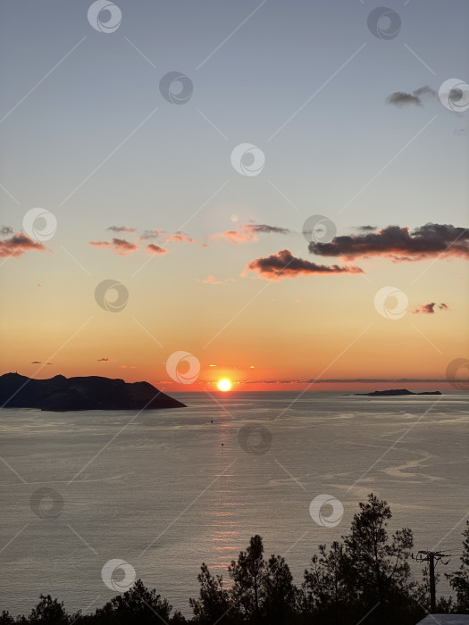 Скачать Закат над спокойным морем с красочным небом и силуэтами гор на безмятежном природном фоне фотосток Ozero