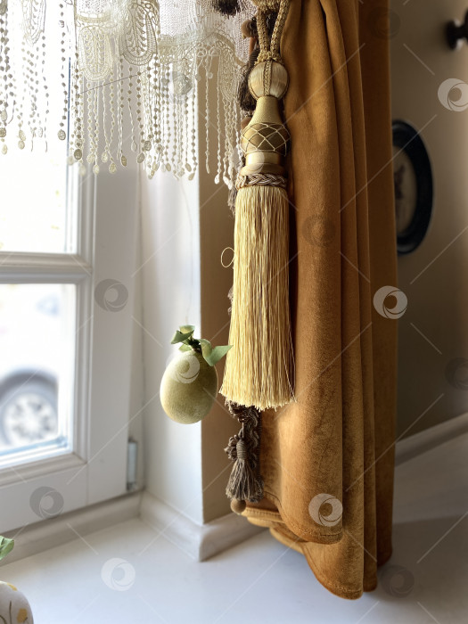 Скачать Элегантная занавеска с кисточкой и видом из окна создает роскошный фон домашнего декора фотосток Ozero