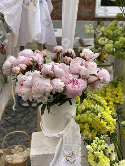 Скачать Пионы и цветы на уличной ярмарке с вышитым текстилем фотосток Ozero