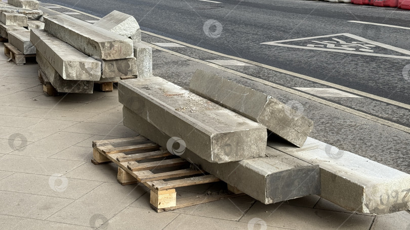 Скачать Бетонные плиты на деревянных поддонах, уложенные на тротуар для строительства или городской застройки фотосток Ozero