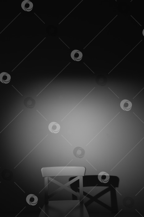 Скачать спинка белого деревянного стула в свете лампы на фоне серой стены фотосток Ozero