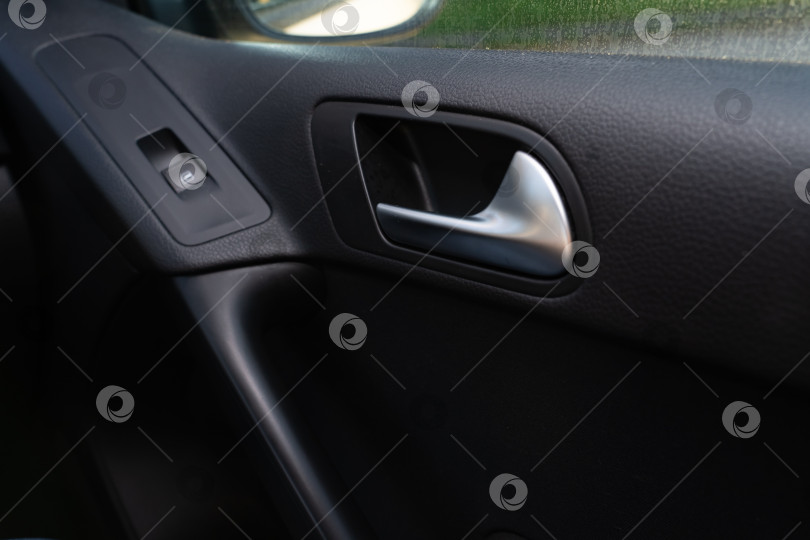 Скачать фрагмент салона легкового автомобиля, вид изнутри, дверная ручка, лобовое стекло, панель управления фотосток Ozero