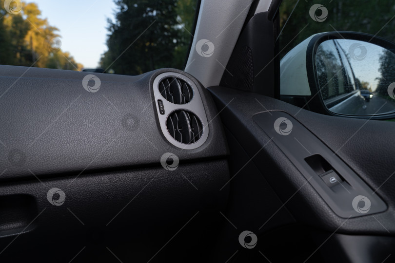 Скачать фрагмент салона легкового автомобиля, вид изнутри, дверная ручка, лобовое стекло, панель управления фотосток Ozero