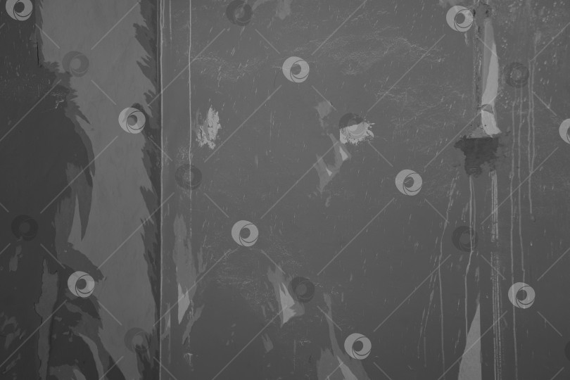 Скачать старая стена с оштукатуренной поверхностью, потеками краски и порванными бумажными обоями фотосток Ozero