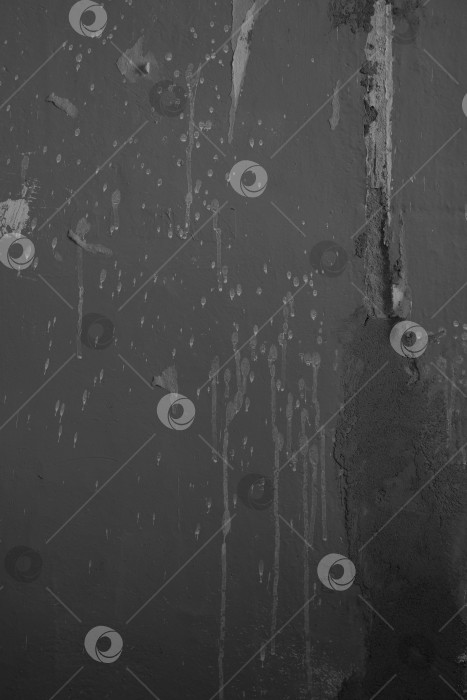 Скачать старая стена с оштукатуренной поверхностью, потеками краски и порванными бумажными обоями фотосток Ozero